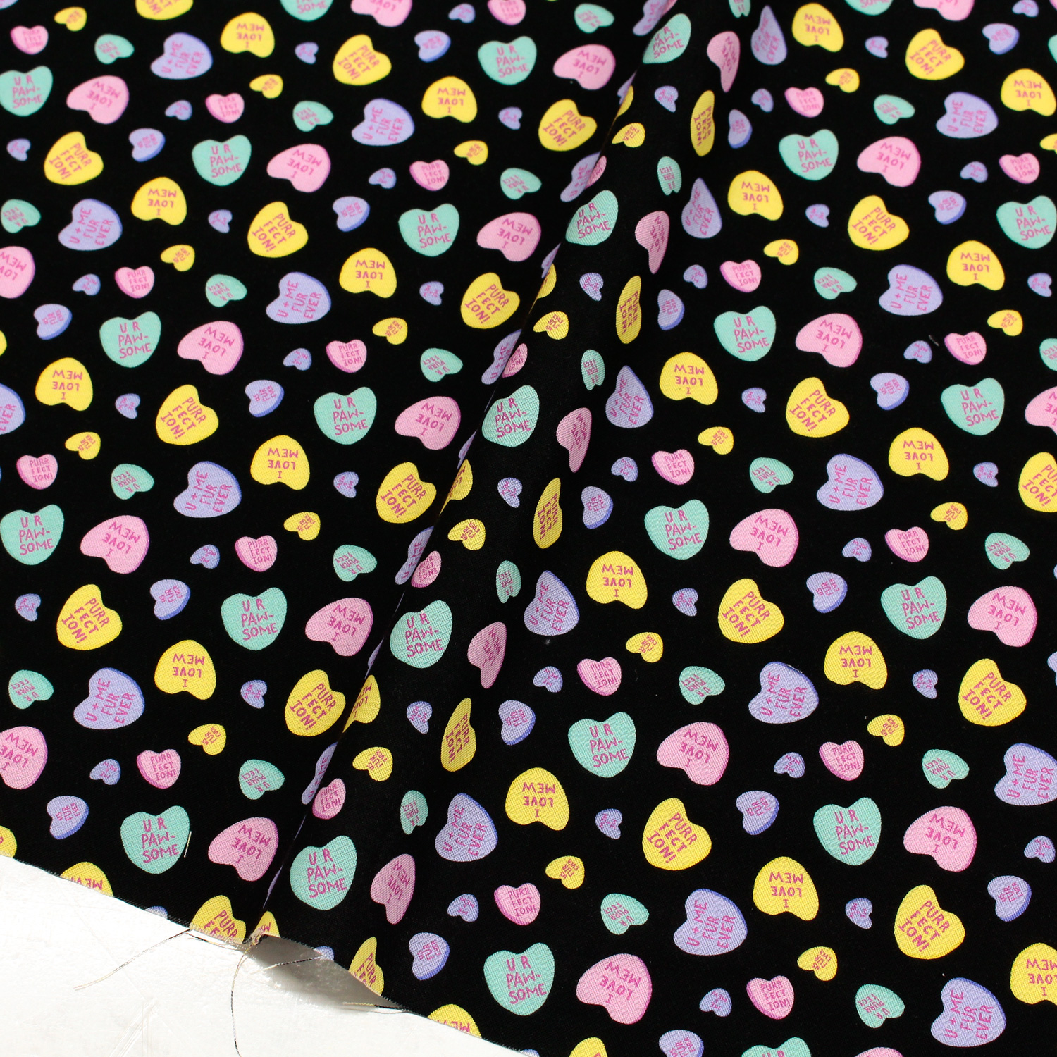 【お盆フェア】【0211再入荷】STE2977-J ブラック地 カラフルパステル ハート TimeLess Treasures タイムレストレジャー USAプリント生地 1m単位 (m)