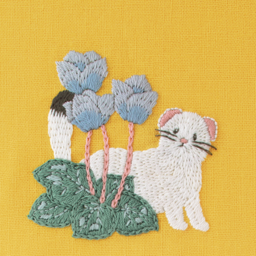 DMC-JPT113 DMC Chicchi 「動物と季節の植物が彩る12か月」刺繍キット シクラメンの後ろからひょっこりオコジョさん (個)