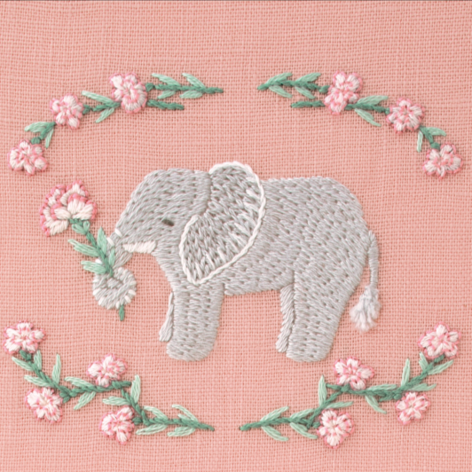 DMC-JPT117 DMC Chicchi 「動物と季節の植物が彩る12か月」刺繍キット ピンクのカーネーションと小さなゾウさん (個)