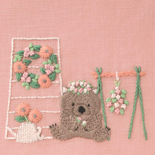 DMC-JPT120 DMC Chicchi 「動物と季節の植物が彩る12か月」刺繍キット 千日紅で花飾りを作るウォンバットさん (個)