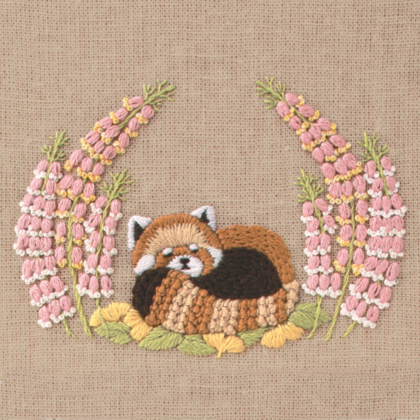 DMC-JPT122 DMC Chicchi 「動物と季節の植物が彩る12か月」刺繍キット エリカのアーチの下で眠るレッサーパンダさん (個)