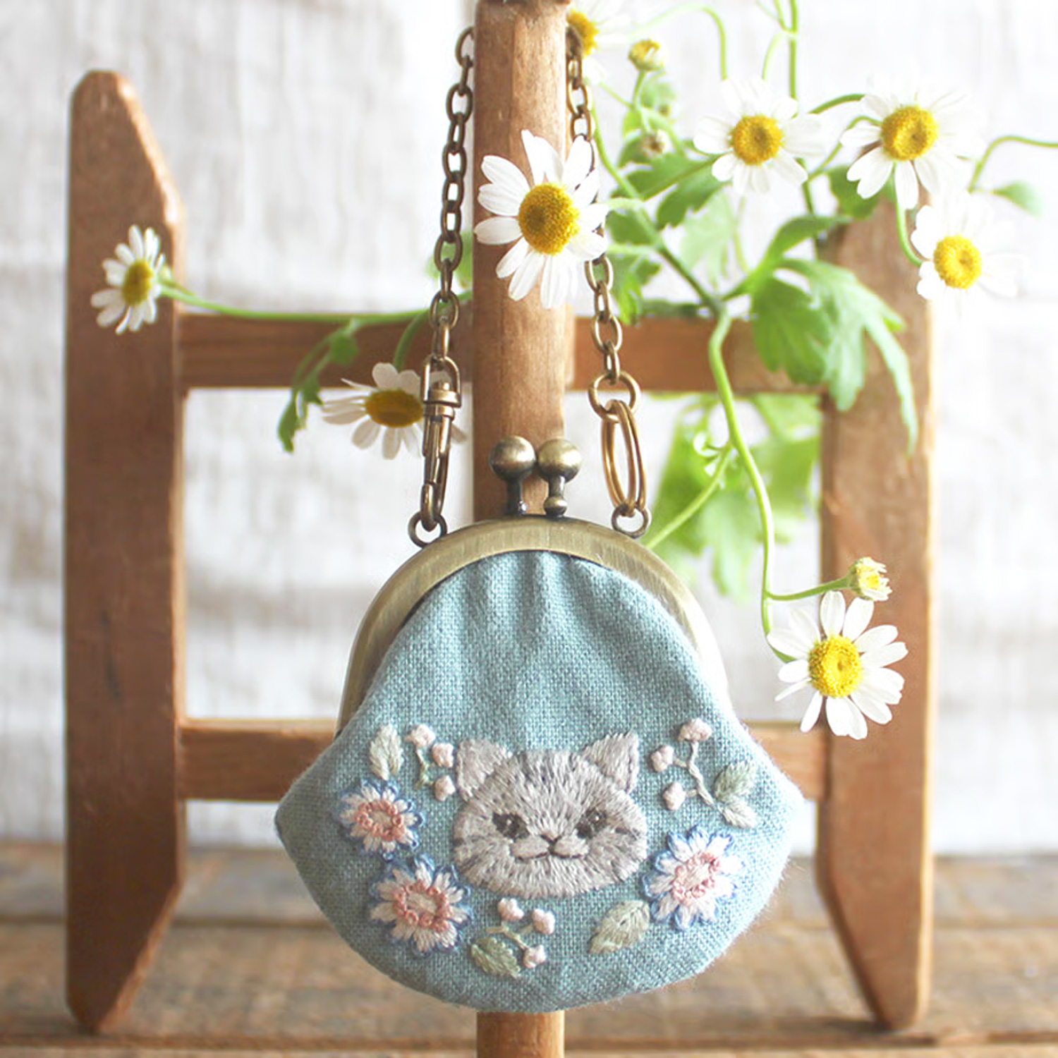 PHC-127-2 chicchiさんの動物刺繡キットまんまる猫さんとオステオスペルマムのミニがま口チャーム（袋）