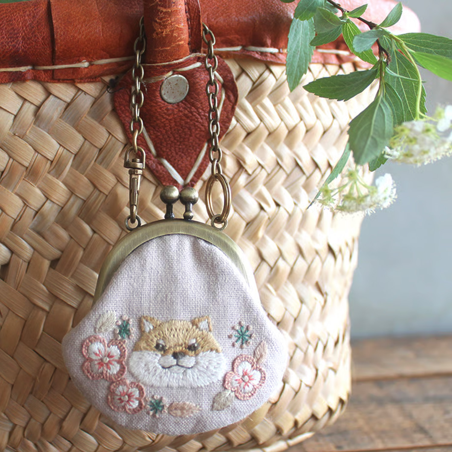 PHC-127-1 chicchiさんの動物刺繡キットぷっくり柴犬さんとヒナゲシのミニがま口チャーム（袋）