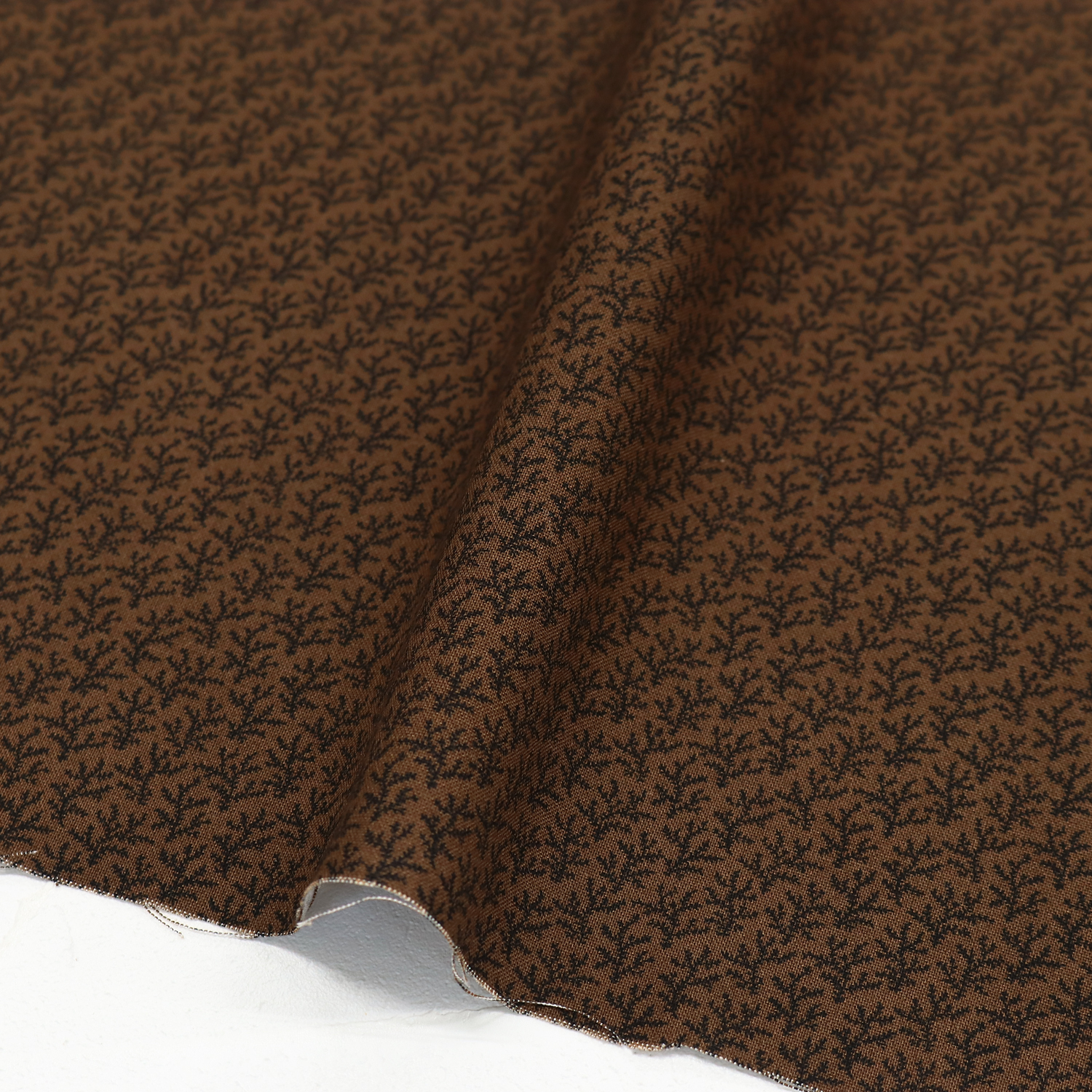 USA2607-132 Brown ground Plant pattern USA print USA cotton sheeting Width approx. 110cm 1m unit (m)USAプリント　USAコットン　シーチング