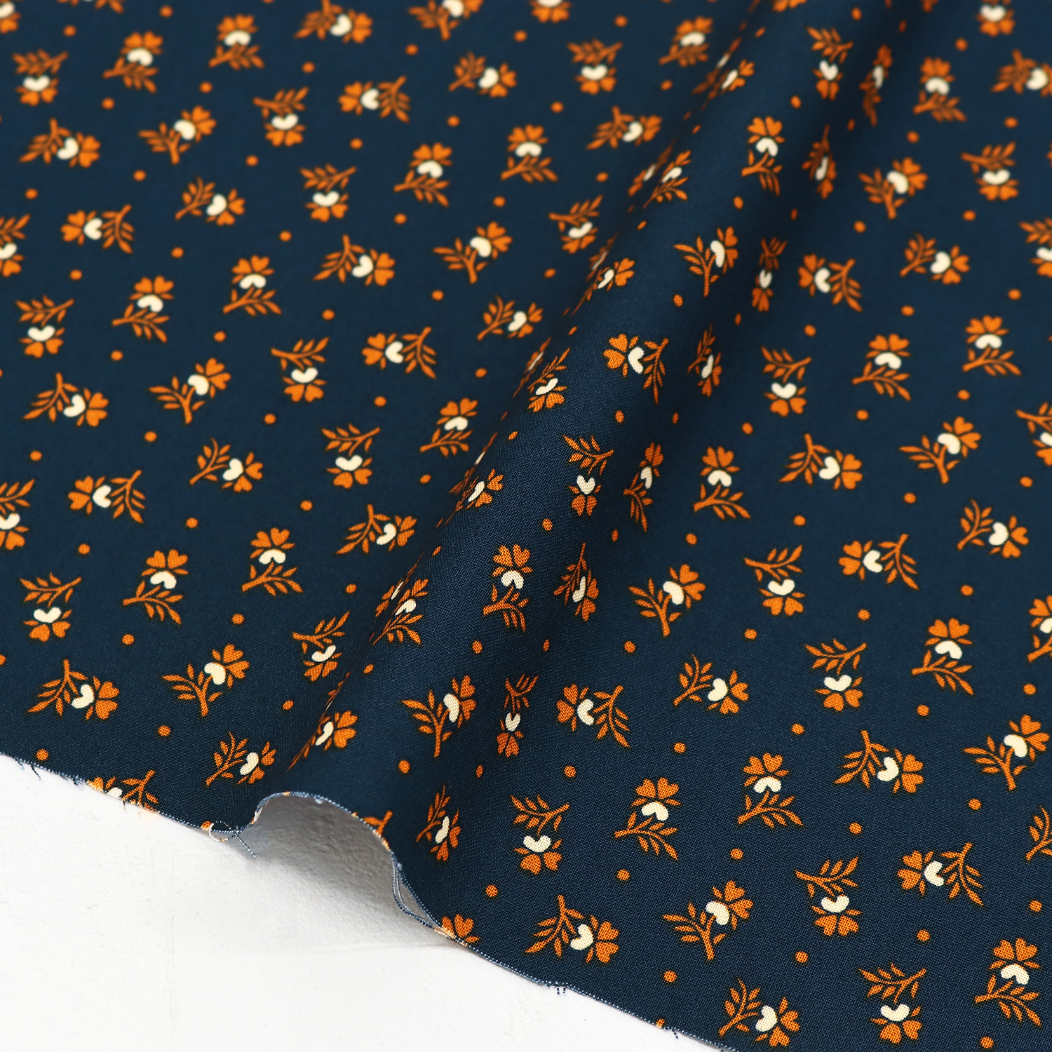 USA2607-793 Navy fabric Orange small flower pattern USA print USA cotton sheeting Width approx. 110cm 1m unit (m)USAプリント　USAコットン　シーチング