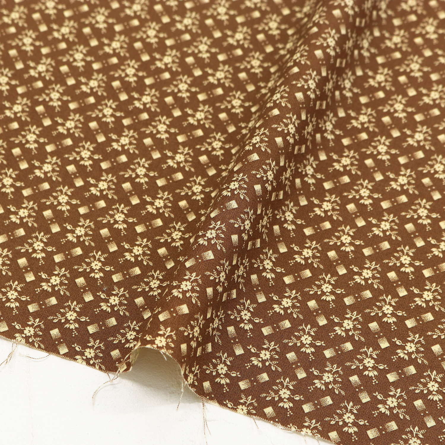 USA2607-461 Brown ground Small floral pattern USA print USA cotton sheeting Width approx. 110cm 1m unit (m)USAプリント　USAコットン　シーチング
