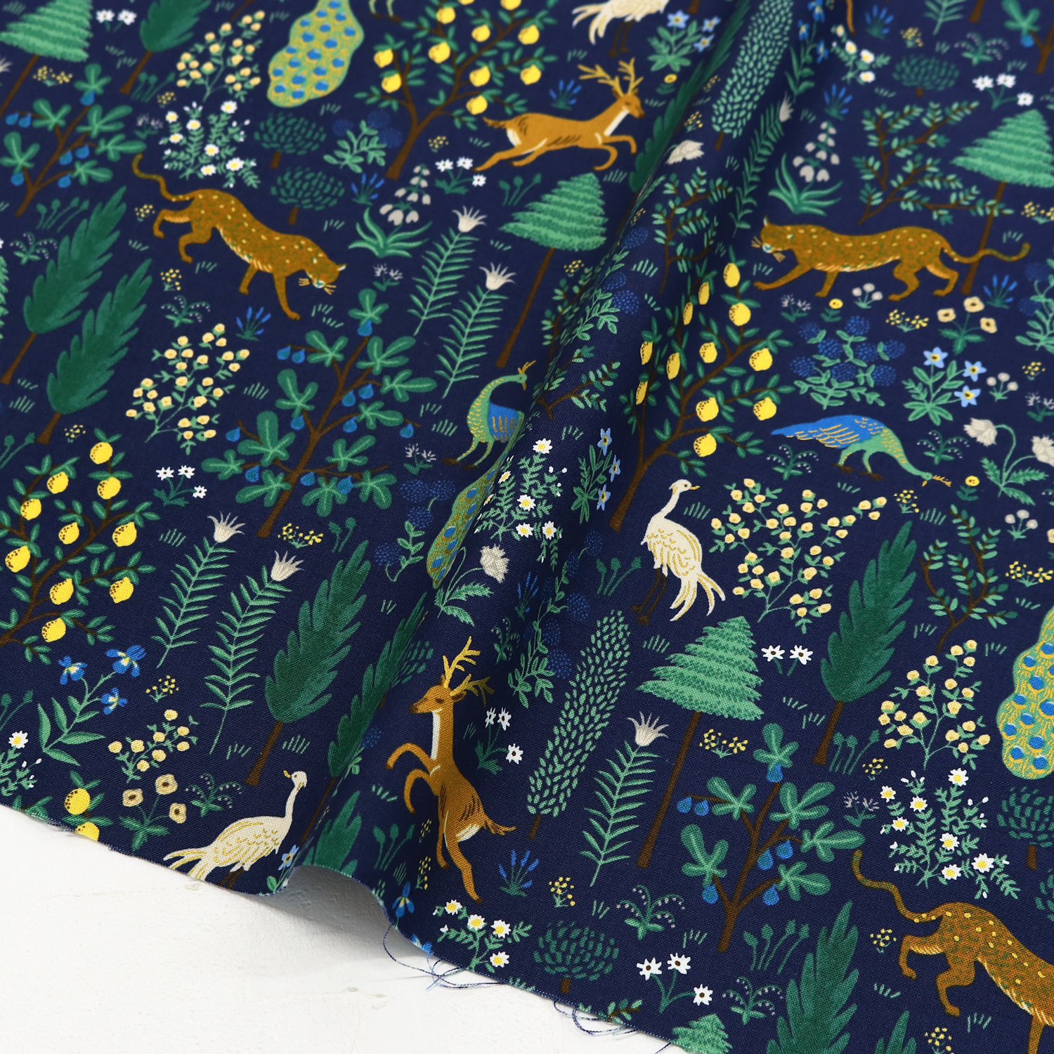 USA2607-233 Navy fabric Leopard Peacock Forest USA print USA cotton sheeting Width approx. 110cm 1m unit (m)USAプリント　USAコットン　シーチング
