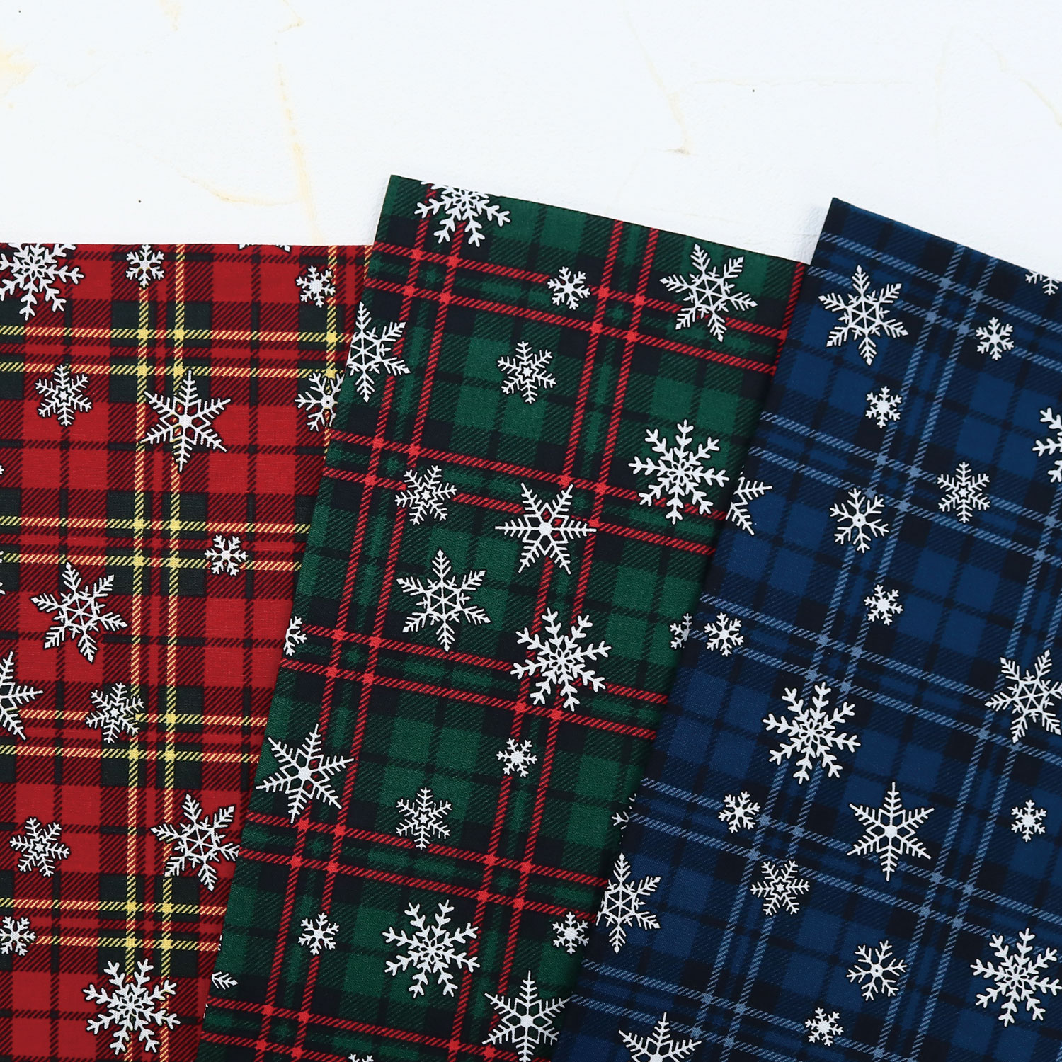 XC10752 2026XmasCollection クリスマス柄 「チェックと雪の結晶」スクエア生地 巾約110cm 1m単位 (m)