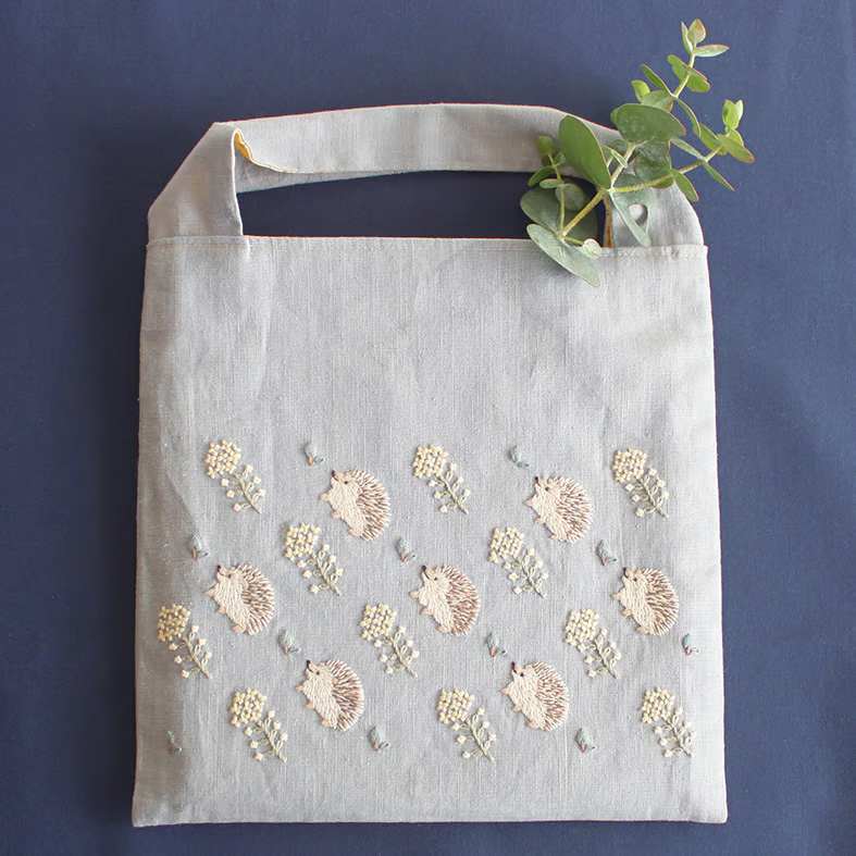 PHC-131-2 chicchiさんの動物刺繍キット[図案印刷済] -はりねずみさんとナノハナのバッグ-（袋）