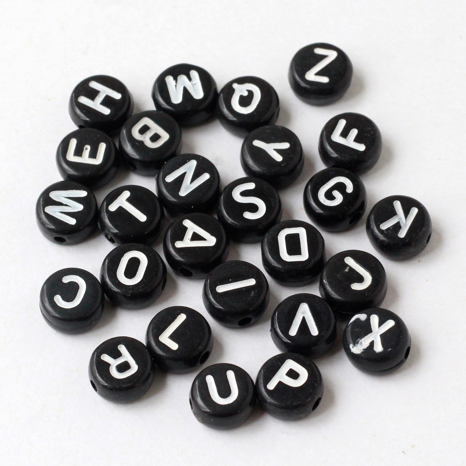 KE1439 Initial beads Alphabet Black base x White (pack)