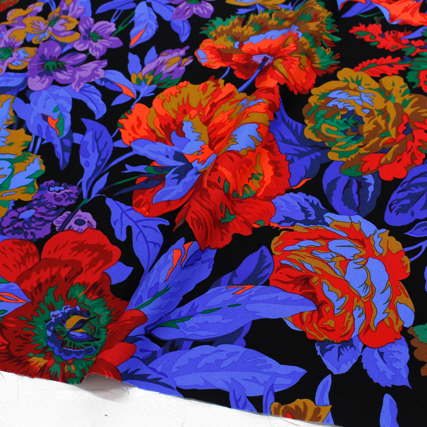 【0127新柄】FSP-917 ブルーリーフ ブラック地赤い大きな花に青い葉 FreeSpirit フリースピリット Kaffe Fassett -ケイフ・ファセット- USAプリント m単位 (m)