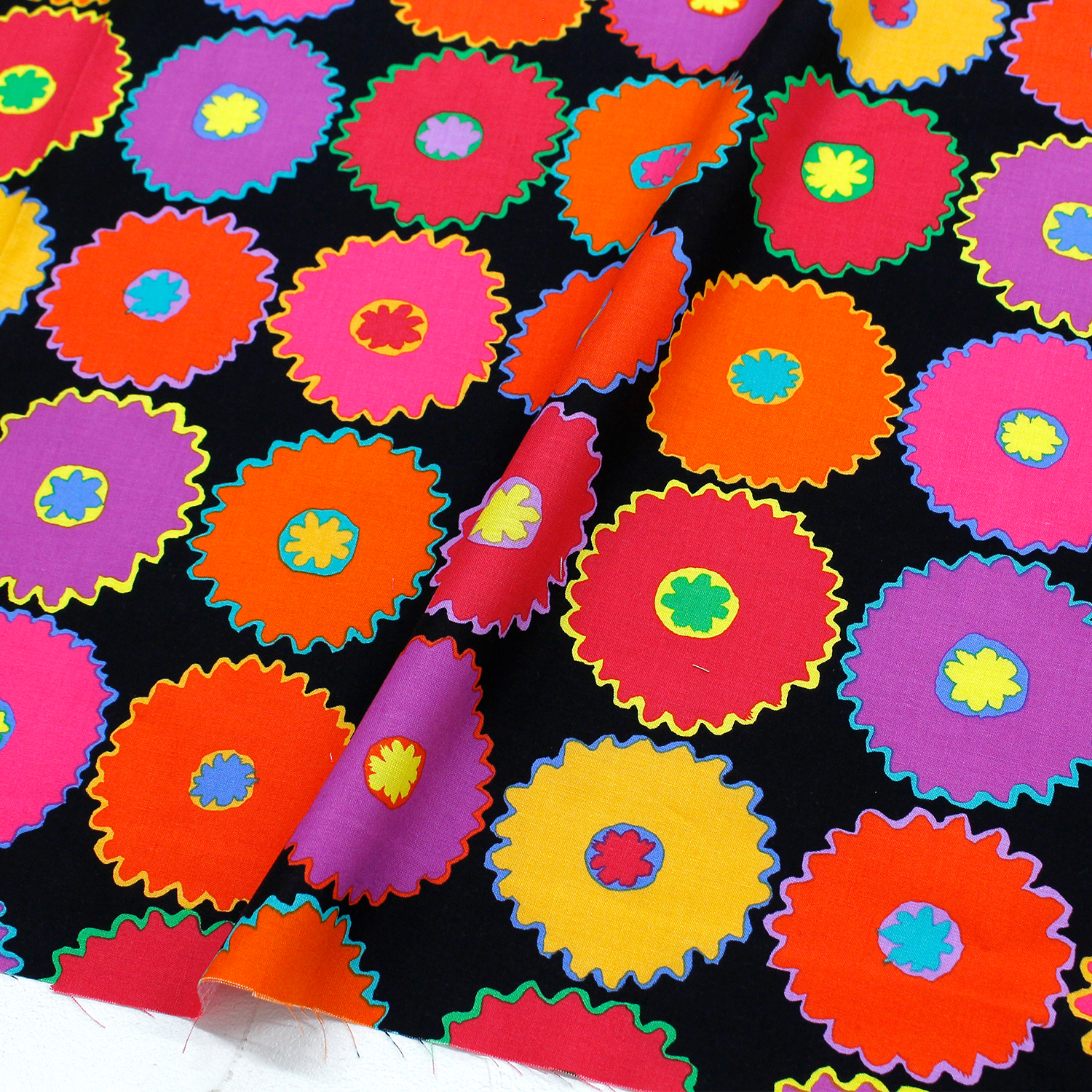 【第二弾】FSP-928 ピンキングフラワー ブラック地 FreeSpirit フリースピリット Kaffe Fassett -ケイフ・ファセット- USAプリント m単位 (m)