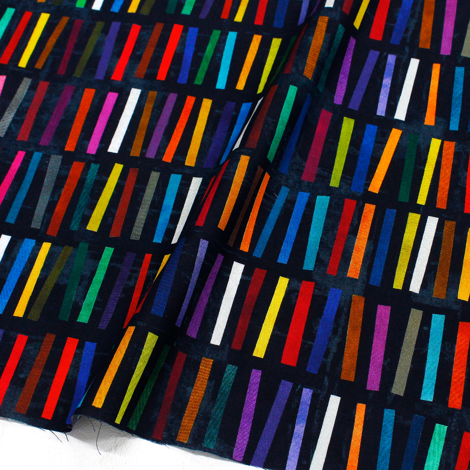 【第二弾】【0227新柄】WIN53738-6 ブラック地 カラフルライン  WINDHAM FABRICS USAプリント生地 1m単位 (m)