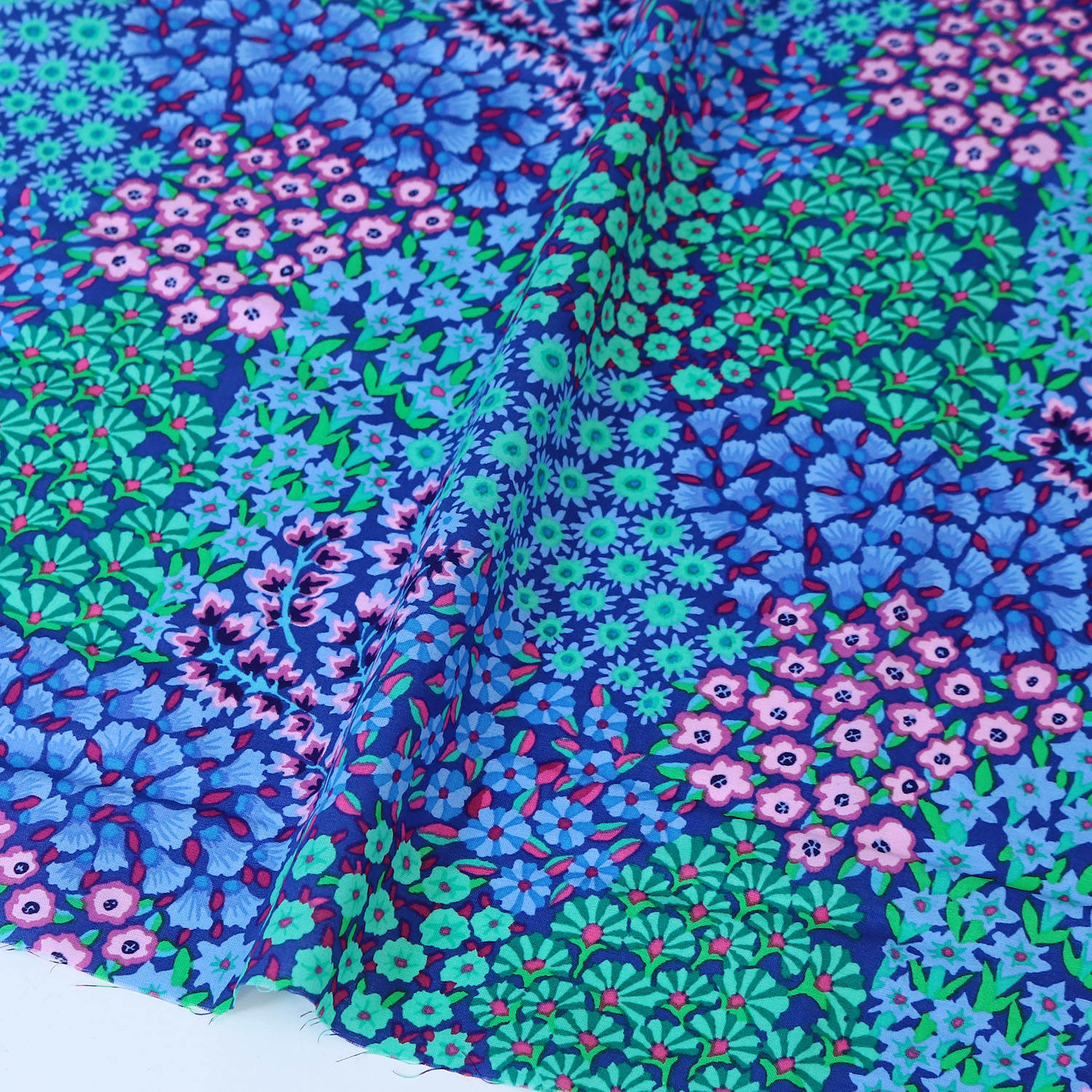 【第二弾】【2608新柄】FSP-1002 青地 花柄 ローン生地 USAプリント Kaffe Fassett ケイフ・ファセット FreeSpirit フリースピリット 1m単位 (m)