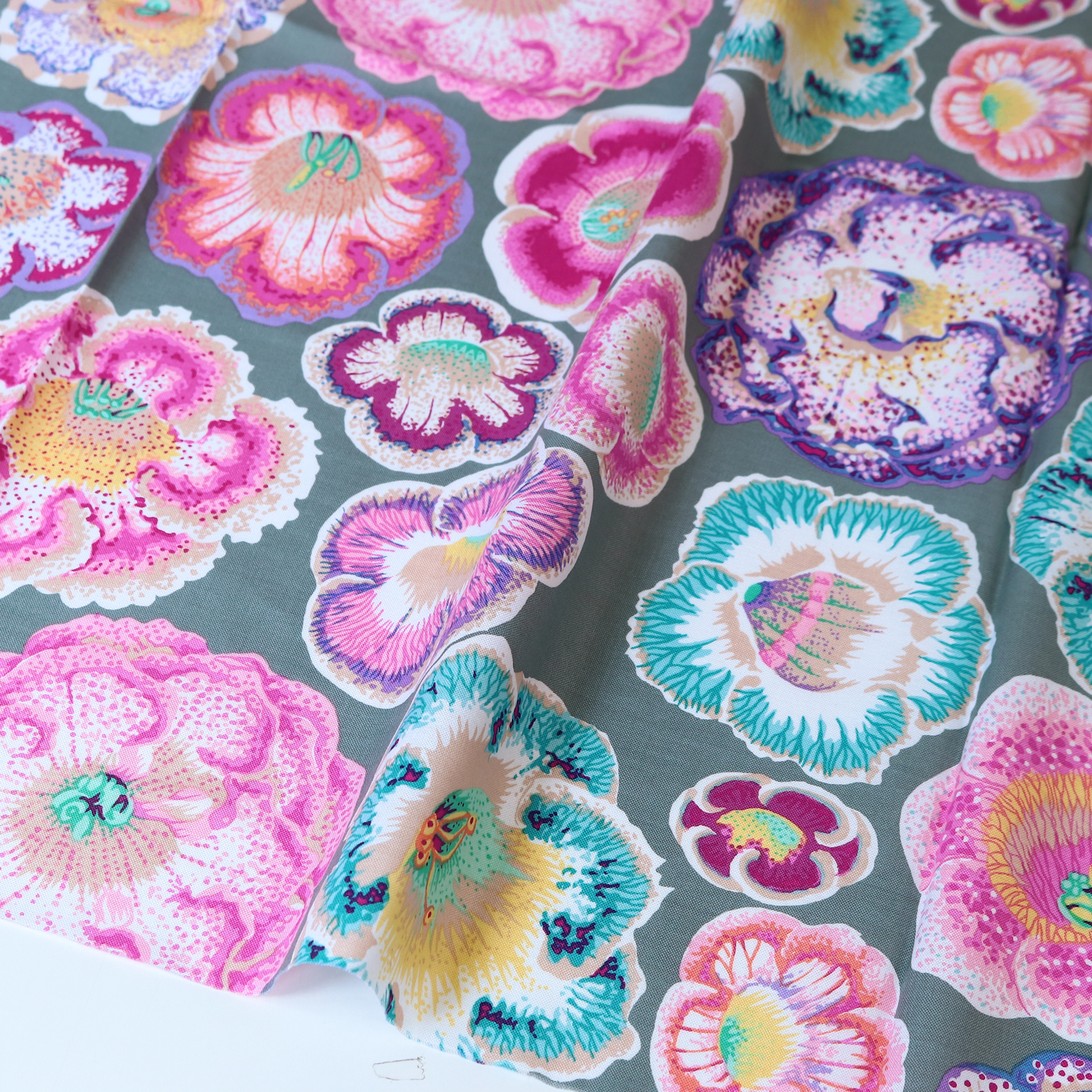 【第二弾】【2608新柄】FSP-951 グレー地 花 リアル USAプリント Kaffe Fassett ケイフ・ファセット FreeSpirit フリースピリット 1m単位 (m)