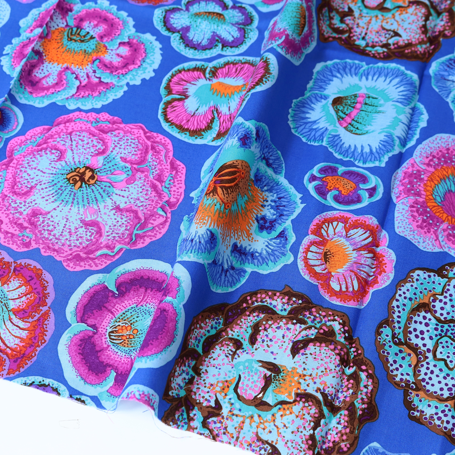 【第二弾】【2608新柄】FSP-952 青地 花 リアル USAプリント Kaffe Fassett ケイフ・ファセット FreeSpirit フリースピリット 1m単位 (m)